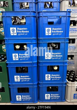 Bayern, Deutschland 20. Dezember 2023: Hier der Blick im Supermarkt, Getränkemarkt auf mehrere Bierkisten, Bier, Augustiner Bräu München, Pfandflaschen, Glasflaschen gestapelt *** Bayern, Deutschland 20 Dezember 2023 hier der Blick im Supermarkt, Getränkemarkt auf mehreren Bierkisten, Bier, Augustiner Bräu München, Mehrwegflaschen, Glasflaschen, gestapelt Stockfoto