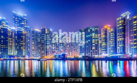 Skyline von Busan, Südkorea bei Nacht im Haeundae-Viertel. Stockfoto