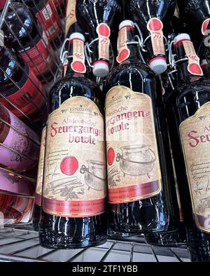 Bayern, Deutschland 20. Dezember 2023: Hier der Blick im Supermarkt, Getränkemarktr auf mehrere Flaschen, Flasche Feuerzangenbowle, Altdeutsch, Glühwein *** Bayern, Deutschland 20 Dezember 2023 hier der Blick im Supermarkt, Getränkemarkt auf mehreren Flaschen, Flasche Feuerzangenbowle, Altdeutsch, Glühwein Stockfoto
