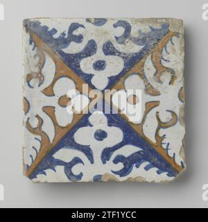 Fliese mit Blattmustern, anonym, ca. 1560 - ca. 1600 Fliese mit bunten (blau und orange) bemalten Blattmustern in Fülltechnik, in Form von vier gleichseitigen Dreiecken, deren Spitzen in der Mitte zusammenkommen. Niederlande Steingut. Zinnglasur-Majolika-Fliese mit mehrfarbigen (blau und orange) bemalten Blattmustern in Fülltechnik, in Form von vier gleichseitigen Dreiecken, deren Spitzen in der Mitte zusammenkommen. Niederlande Steingut. Verzinnte Majolika Stockfoto