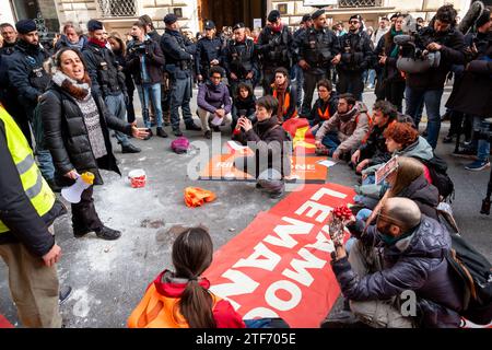 Rom, Rom, Italien. Dezember 2023. Aktivisten blockieren die Via del Corso, um gegen die Regierung zu protestieren und um Reparaturmittel zu bitten, um die Schäden der Klimakatastrophen zu beheben. (Kreditbild: © Marco Di Gianvito/ZUMA Press Wire) NUR REDAKTIONELLE VERWENDUNG! Nicht für kommerzielle ZWECKE! Stockfoto