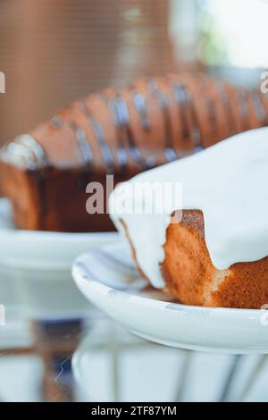 Vertikales Bild von Marmorpudding mit Schokoladen- und Vanilleglasur, Gebäck-Konzept Stockfoto