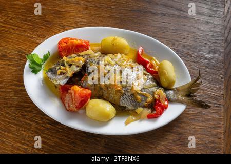 Köstlicher gerösteter roter Schnapper mit Kartoffeln und roter Paprika. Stockfoto