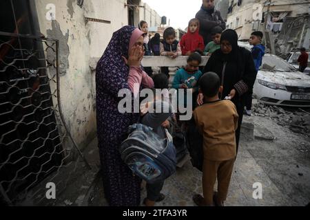 Rafah, Gaza. Dezember 2023. Frauen und Childrin fliehen nach einem israelischen Streik auf ihr Haus im Flüchtlingslager Al-Shaboura in Rafah im südlichen Gazastreifen am Mittwoch, den 20. Dezember. 2023. angesichts der anhaltenden Kämpfe zwischen Israel und den palästinensischen Kämpfern verhandeln die Mitgliedstaaten des UN-Sicherheitsrates intensiv über Resolutionsentwürfe zum israelisch-Gaza-Krieg, was auch dazu führt, dass die Abstimmung auf mindestens Mittwochvormittag verschoben wird. Foto: Ismael Mohamad/UPI Credit: UPI/Alamy Live News Stockfoto