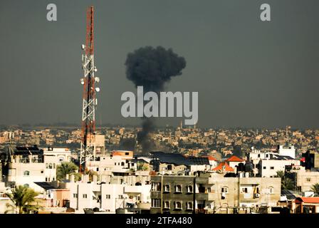 Rafah, Gaza. Dezember 2023. Während des israelischen Bombardements von Rafah am Mittwoch, den 19. Dezember 2023, steigt der Rauch über Khan Yunis im südlichen Gazastreifen auf. Während der anhaltenden Kämpfe zwischen Israel und den palästinensischen Kämpfern verhandeln die Mitgliedsländer des UN-Sicherheitsrates intensiv über Resolutionsentwürfe zum israelisch-Gaza-Krieg, was auch dazu führt, dass die Abstimmung auf mindestens Mittwochmorgen verschoben wird. Foto: Ismael Mohamad/UPI Credit: UPI/Alamy Live News Stockfoto