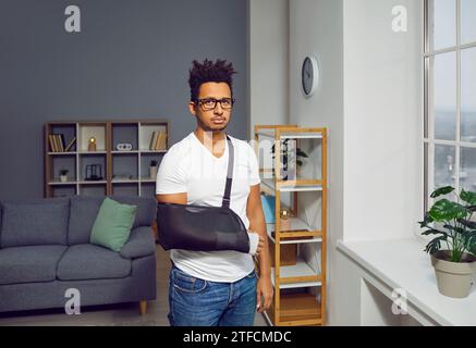 Junger birassischer Mann mit gebrochenem Arm im Verband Stockfoto