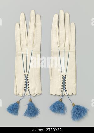 Paar handschuhe mit Quasten Handschuh aus weiem Rindsleder mit blauer  Seide nhen, Kupfer Augen und blauen Seidenband endet in dito Quasten  verziert, linken Handschuh aus weiem Rindsleder mit blauer Seide nhen,  Kupfer