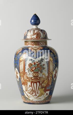 Deckelglas, der griechische A, ca. 1710 - ca. 1722 Faaience-Deckel. Mehrfarbig lackiert. Der Deckel zeigt die gleichen Szenen wie die Vase und hat einen birnenförmigen blauen Knopf. Delft . Faaience-Deckel. Mehrfarbig lackiert. Der Deckel zeigt die gleichen Szenen wie die Vase und hat einen birnenförmigen blauen Knopf. Delft . Stockfoto