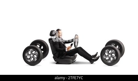 Geschäftsmann, der ein Mobiltelefon benutzt und isoliert auf weißem Hintergrund fährt Stockfoto