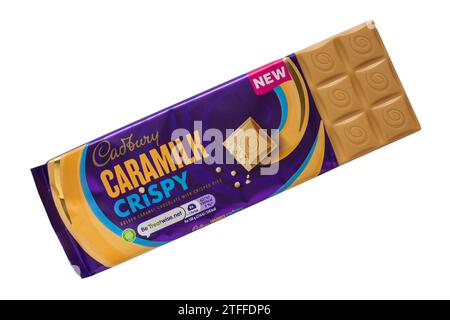 Ein Tiegel Cadbury Caramilk knuspriger Schokoladenriegel wurde geöffnet, um den Inhalt auf weißem Hintergrund zu zeigen Stockfoto