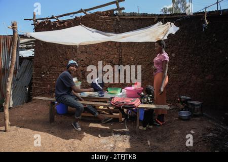 Die Einheimischen nehmen ihr Frühstück in einem offenen Mini-Restaurant in Kibera Slum, Nairobi, ein. Ein Blick durch den Alltag in Kibera, dem heutigen afrikanischen Stadtteil L Stockfoto