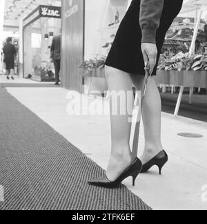 Internationale Schuhmesse in Jaarbeurs in Utrecht, Frau mit Schuhhorn ca. April 1964 Stockfoto