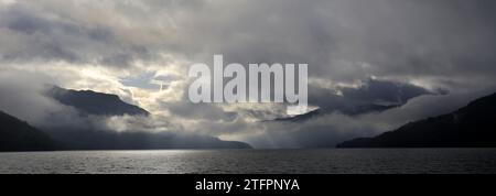 Ein nebeliger Sonnenaufgang über Loch Lomond von Duck Bay, Balloch Village, West Dunbartonshire, Schottland, Großbritannien Stockfoto