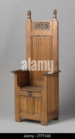 Sitz aus Eiche mit geschlossenem kastenförmigem Rahmen., Anonym, 1500 Oak Sessel auf geschlossenem kastenförmigem Rahmen, der als Aufbewahrungsort dient. Die Eckformen auf der Vorderseite schmalen vom Sitz bis zu den flachen profilierten Armlehnen; auf der Rückseite gehen sie in die hohen Rückenstile, auf denen gestochen werden. Die Frontplatte hat zwei Platten im Rahmen; die Seiten und die Rückseite jeweils eine hohe Platte, die alle mit Buchstaben gefüllt sind. Über der hohen Rückenplatte befindet sich eine abnehmbare, offen geöffnete Platte mit Fischblasenmotiven um zwei Rosetten. Holz (Pflanzenmaterial) in den südlichen Niederlanden. Eiche (Holz). Eisen (Metall) Eiche Armc Stockfoto