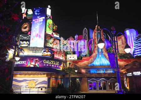 Shanghai. Dezember 2023. Dieses Foto vom 19. Dezember 2023 zeigt einen Blick auf das Zootopia-Land im Shanghai Disney Resort im ostchinesischen Shanghai. Das Shanghai Disney Resort eröffnete am Dienstag das weltweit erste Zootopia-Land, während die Walt Disney Company versucht, den wachsenden chinesischen Reisemarkt weiter zu erschließen. Das neue Themenland, das auf dem äußerst erfolgreichen Film „Zootopia“ der Walt Disney Animation Studios basiert, wird am Mittwoch offiziell für die Öffentlichkeit zugänglich sein, wie das Shanghai Disney Resort bekannt gab. Quelle: Liu Ying/Xinhua/Alamy Live News Stockfoto