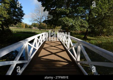 Stowe Landschaftsgärten Northamptonshire National Trust Anlage Stowe School Gartengärten Stil alter Art schöne Spaziergänge im Freien tagsüber Stockfoto