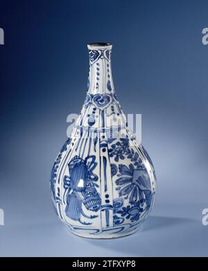 Birnenförmige Flaschenvase mit blühenden Pflanzen und glückverheißenden Gegenständen, anonym, ca. 1600 - ca. 1649 Flaschenförmige Vase aus Porzellan mit birnenförmigem Korpus und leicht spreizendem Hals, in unterschwellig glasiertem Blau gemalt. Die Außenwand ist dem Abdomen in breiten und schmalen, rechteckigen Kompartimenten nachempfunden. In den breiten Gängen abwechselnd eine blühende Pflanze auf einer Fäule oder Bürsten mit einem Glückssymbol (Kürbis, Rolle); die schmalen Fächer mit Streifen und Punkten. Am Hals schmale, rechteckige Fächer mit Perlenbügeln mit Bürsten. Die Kurse werden von einer Band mit Ruyi-Motiven unterbrochen. Stockfoto