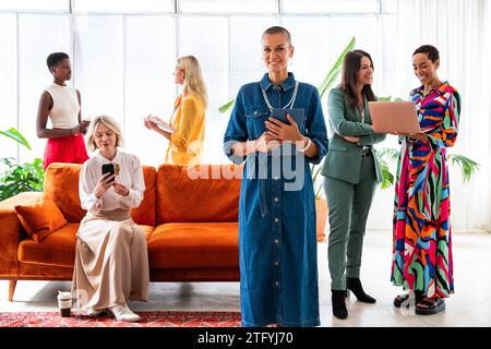 Gruppe von schönen, selbstbewussten Geschäftsfrauen, die sich im Büro treffen - Multiethinc kreatives Team für Frauen, Brainstorming bei der Arbeit - verschiedene Kollegen arbeiten Stockfoto