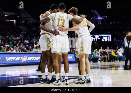 South Bend, Indiana, USA. Dezember 2023. Im Purcell Pavilion im Joyce Center in South Bend, Indiana, treffen sich die Notre Dame-Spieler während des NCAA-Basketballspiels zwischen den Citadel Bulldogs und den Notre Dame Fighting Irish. John Mersits/CSM/Alamy Live News Stockfoto