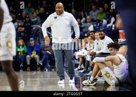 South Bend, Indiana, USA. Dezember 2023. Notre Dame Head Coach Micah Shrewsberry während des NCAA Basketballspiels zwischen den Citadel Bulldogs und den Notre Dame Fighting Irish im Purcell Pavilion im Joyce Center in South Bend, Indiana. John Mersits/CSM/Alamy Live News Stockfoto