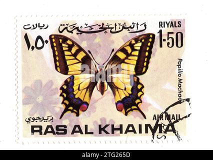 Eine Vintage-Briefmarke von Ras Al Khaima mit einem Schmetterling auf weißem Hintergrund. Stockfoto