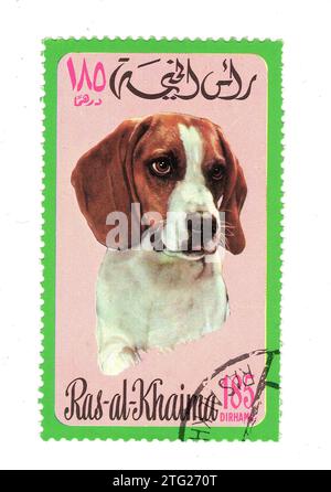 Vintage-Briefmarke von Ras Al Khaima mit einem Hund isoliert auf weißem Hintergrund. Stockfoto