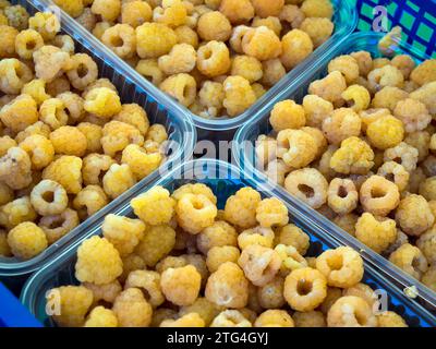 Kunststoffschalen mit gelben Himbeeren Stockfoto