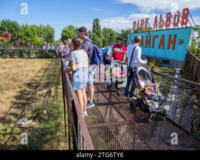 Belogorsk, Krim - 18. September 2021: Menschen auf den Fußgängerdecks des Safariparks Taigan, Belogorsk, Krim Stockfoto