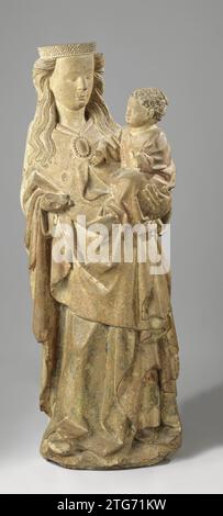 Maria traf Kind, anonym, ca. 1480 Maria steht auf einem Boden auf dem linken Bein und mit der Basis des gebogenen Richters ein wenig zur Seite. Sie hält das Kind im Profil auf dem linken Arm und beugt den rechten Arm nach vorne. Ihr Blick richtet sich auf das Kind, das den rechten Arm gestreckt hat. Maria trägt eine Krone auf den Haaren, die dann über den Rücken fällt und dann in Locken vor die Schultern fällt. Von den drei Gewändern ist der untere, ein Rock mit Fransen, oberhalb der linken Schuhspitze zu sehen; darüber ein geräumiges, zum Boden herabhängendes Kleid, das am Hals und darunter erscheint Stockfoto