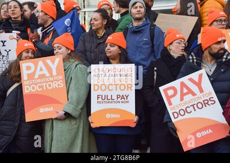 London, Großbritannien. Dezember 2023. Juniorärzte halten Plakate zur Unterstützung eines fairen Entgelts bei der britischen Ärztekammer (BMA) vor dem University College Hospital, während sie eine neue Runde von Streiks über die Bezahlung veranstalten. Quelle: SOPA Images Limited/Alamy Live News Stockfoto