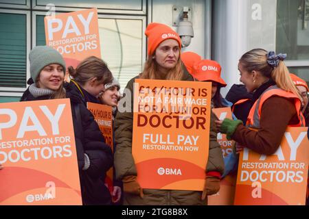 London, Großbritannien. Dezember 2023. Juniorärzte halten Plakate zur Unterstützung eines fairen Entgelts bei der britischen Ärztekammer (BMA) vor dem University College Hospital, während sie eine neue Runde von Streiks über die Bezahlung veranstalten. Quelle: SOPA Images Limited/Alamy Live News Stockfoto