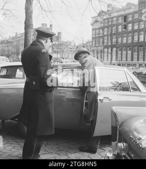 Blaue Zone zwischen Vijzelstraat und Leidsestraat auf der ungeraden Seite überprüft ein Parkwächter die Scheiben ca. April 1964 Stockfoto