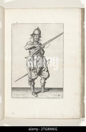 Wachsoldat drückt seinen Docht auf den Hahn seines Ruders (Nr. 40), ca. 1600, 1597 - 1607 Ein Wachsoldat rechts, rechts, der mit der linken Hand (Nr. 40) ein Ruder (eine bestimmte Art Schusswaffe) hält, ca. 1600. Mit der rechten Hand drückt er einen brennenden Docht auf den Hahn (Teil des Entzündungsmechanismus) seines Ruders. Es handelt sich also um die gleiche Position wie die, die auf dem siebten Druck der Serie zu sehen ist. Platte 40 in der Anleitung zum Umgang mit dem Ruder: Corte Onderwysinghe auf dem Figuerliicke-Bild, interessiert t’rechte Ghebruyck des Roers. Teil der Kranken Stockfoto