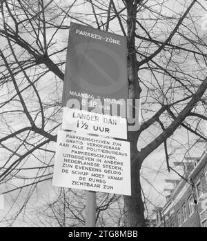 Blaue Zone zwischen Vijzelstraat und Leidsestraat auf einer seltsamen Seite, das neue Verkehrsschild ca. April 1964 Stockfoto