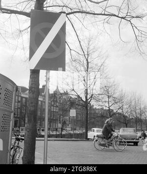 Blaue Zone zwischen Vijzelstraat und Leidsestraat auf einer seltsamen Seite, Ende dieser neuen blauen Zone für Amsterdam ca. April 1964 Stockfoto