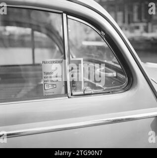 Blaue Zone zwischen Vijzelstraat und Leidsestraat auf einer seltsamen Seite, Auto mit Parkscheibe ca. April 1964 Stockfoto