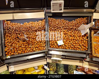 Altenkirchen Themenfoto: Konsum, Versorgung, Nahrungsmittel, Supermarkt, Einkauf, Versorgung,19.12.2023 lose Haselnuesse in einem REWE-Supermarkt Themenfoto: Konsum, Versorgung, Nahrungsmittel, Supermarkt, Einkauf, Versorgung,19.12.2023 *** Altenkirchen Themen Fotokonsum, Versorgung, Lebensmittel, Supermarkt, Shopping, Versorgungsmaterial,19 12 2023 lose Haselnüsse in einem REWE Supermarkt Themen Fotokonsum, Verbrauchsmaterial, Lebensmittel, Supermarkt, Einkaufen, Verbrauchsmaterial, 19 12 2023 Copyright: xAugstx/xEibner-Pressefotox EP jat Stockfoto