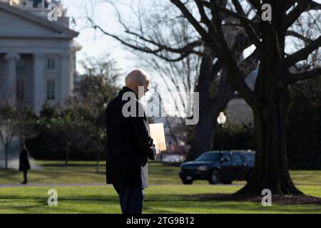 Washington, Usa. Dezember 2023. US-Präsident Joe Biden verlässt das Weiße Haus in Washington, D.C. auf dem Weg nach Milwaukee, Wisconsin, um sein Wirtschaftsprogramm und seine Agenda für Investitionen in Amerika zu verkünden, 20. Dezember 2023. Credit: Chris Kleponis/Pool über CNP Credit: Abaca Press/Alamy Live News Stockfoto