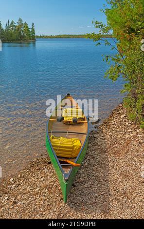 Kanu bereit auf einem ruhigen Lakeshore am Kekekabic Lake im Boundary Waters Canoe Area in Minnesota Stockfoto