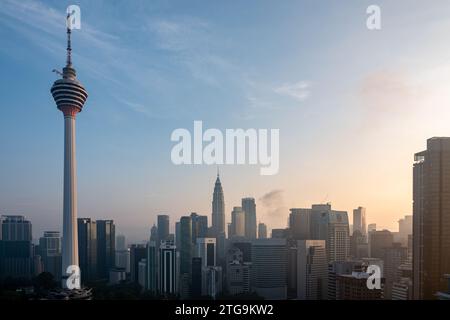 Skyline der Innenstadt von Kuala Lumpur, Stadtbild von Malaysia in der Abenddämmerung Stockfoto