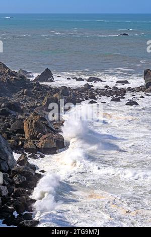 Wellen schlagen eine felsige Küste im Sue-Meg State Park in Kalifornien Stockfoto