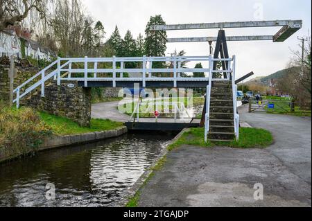 Liftbrücke unter einer Fußgängerbrücke auf dem Llangollenkanal in der Nähe des Dorfes Froncysyllte. Stockfoto