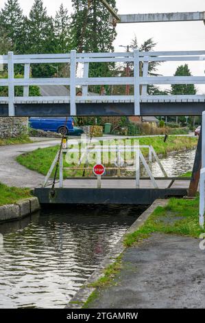 Liftbrücke unter einer Fußgängerbrücke auf dem Llangollenkanal in der Nähe des Dorfes Froncysyllte. Stockfoto