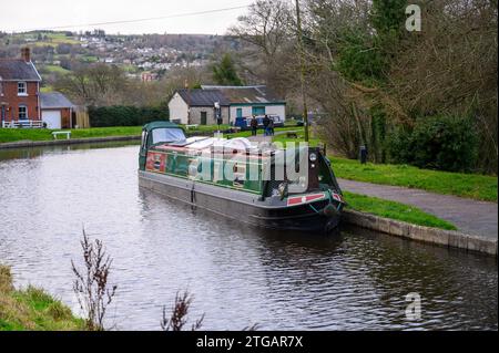 Schmalboot an einer Kurve im Llangollen Canal nahe der Liftbrücke und dem Pontcysyllte Aqueduct in Nordwales Stockfoto