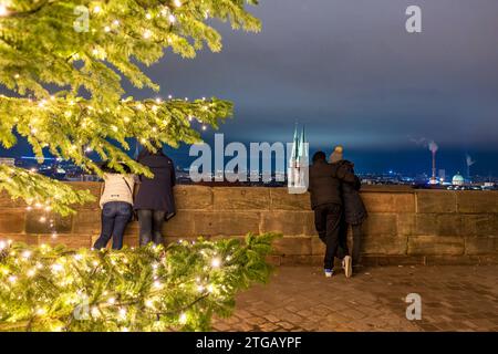 Die Aussichtsplattform auf der Nürnberger Kaiserburg wird auch in kalten Wintertagen von Einheimischen und Touristen für einen Blick über die Altstadt genutzt. In einer ruhigen Atmosphäre ist dieser Platz auch sehr bei Paaren beliebt. *** Die Aussichtsplattform auf der Nürnberger Kaiserburg wird auch von Einheimischen und Touristen an kalten Wintertagen für einen Blick über die Altstadt in ruhiger Atmosphäre genutzt, dieser Ort ist auch sehr beliebt bei Paaren 20231219-6V2A6236-HDR-Bearbeitungen Stockfoto