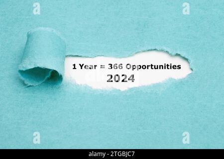 Motivationsziffer 1 Leap Year 2024 entspricht 366 Chancen, die durch ein Loch in gerissenem blauem Papier gesehen werden. Stockfoto