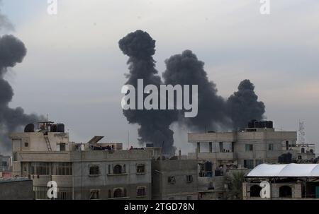 Rafah, Gaza. Dezember 2023. Nach einem israelischen Angriff auf die Ali ...