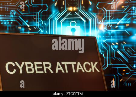 Cyber-Attack-Symbol: Laptop vor einem virtuellen Computer Stockfoto