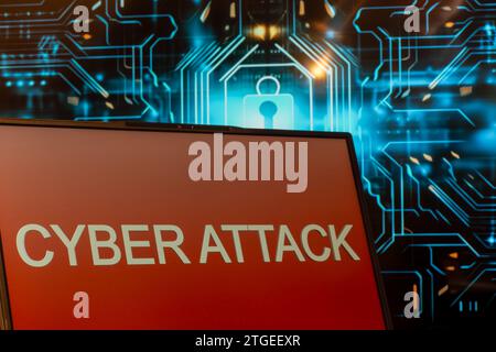 Cyber-Attack-Symbol: Laptop vor einem virtuellen Computer Stockfoto