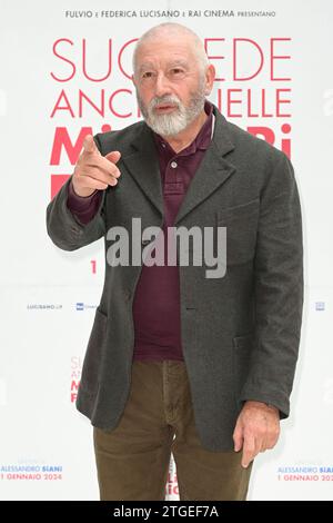 Rom, Italien. Dezember 2023. Antonio Catania nimmt am Fotoruf des Films Succede anche nelle migliori famiglie im Le Meriedien Visconti Palace Teil. Quelle: SOPA Images Limited/Alamy Live News Stockfoto